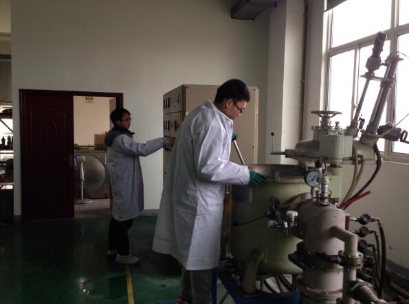 2018年7月，武漢南瑞技術(shù)人員夏兆輝正在操作真空熔煉爐，進(jìn)行納米碳合金材料的熔煉